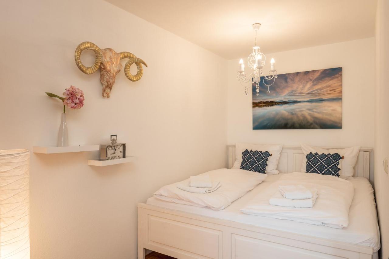Kuschelnester Und Ferienwohnung Chiemseegluck Mit Wunderschonem Chiemseeblick Gstadt am Chiemsee Esterno foto