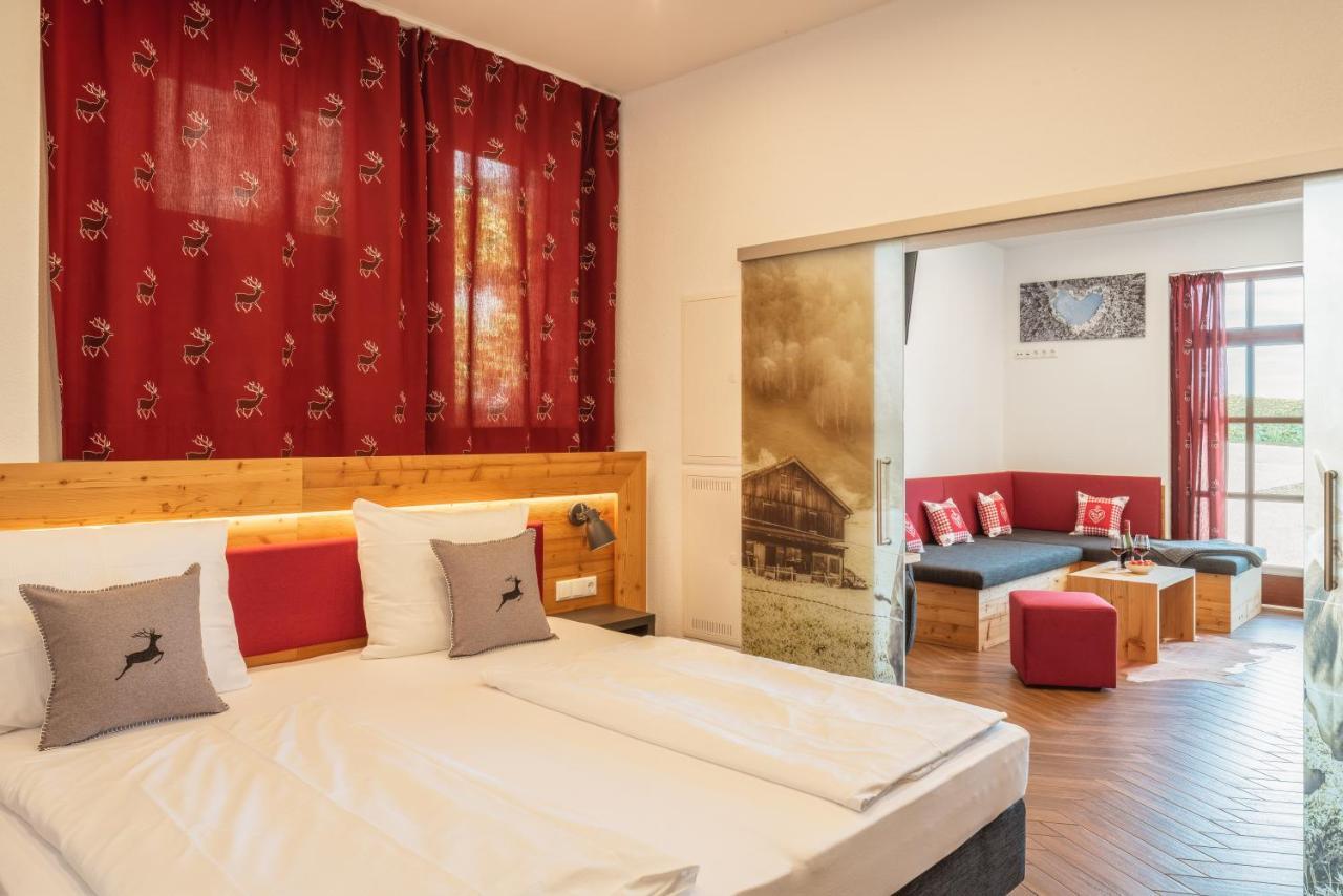 Kuschelnester Und Ferienwohnung Chiemseegluck Mit Wunderschonem Chiemseeblick Gstadt am Chiemsee Esterno foto